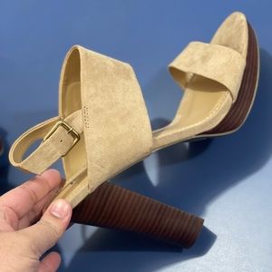 Report Beige Size 10 Sandals Heels Suede